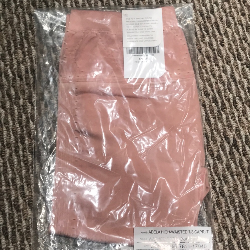SOLD Fabletics Seamless Solid Capri Leggings - Picture 3 of 4